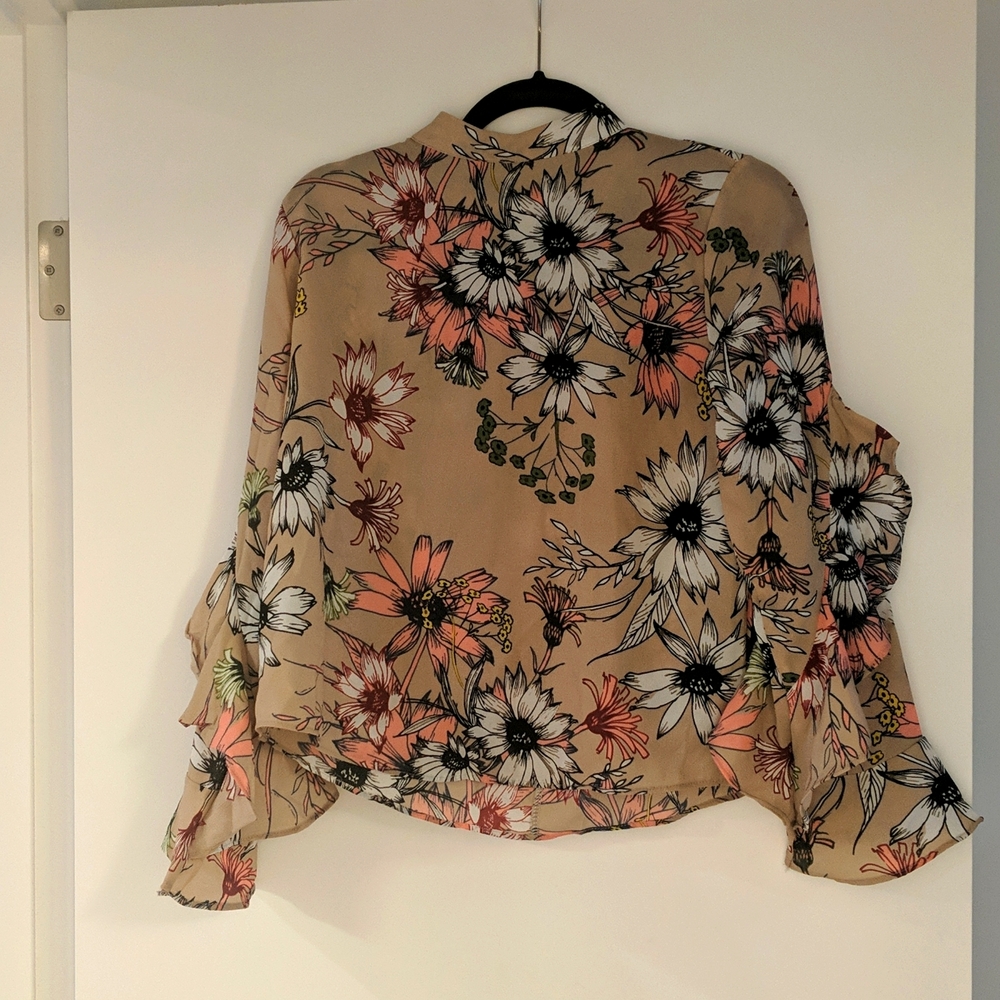 Floral blouse ruffle sleeves never worn